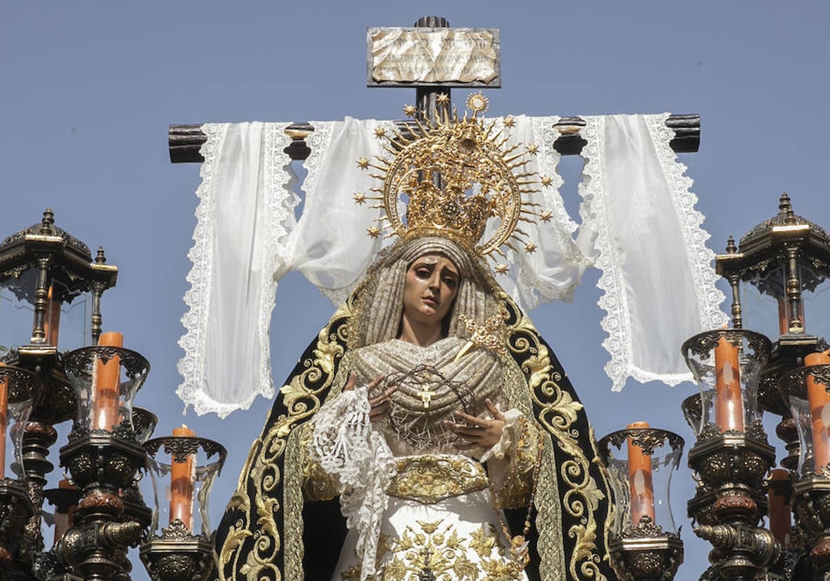 La Virgen de la Soledad, en su paso procesional