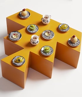 Imagen secundaria 2 - Hay muchas características singulares en la cocina de Paco Morales y Noor. Quizás, las que más saltan a la vista son los colores que invaden sus platos o las líneas geométricas y perfectas de la decoración de sus platos o elementos usados (abajo derecha, mezzes dulces). De todo el repertorio gastronómico de estos casi ocho años, el karim (sobre estas líneas) con diferentes frutos secos cada temporada se ha convertido en uno de sus platos estandarte. Arriba, naranjas del barrio con azahar