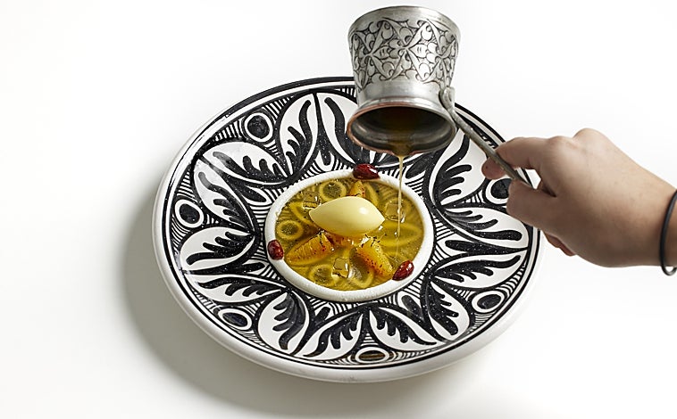 Imagen principal - Hay muchas características singulares en la cocina de Paco Morales y Noor. Quizás, las que más saltan a la vista son los colores que invaden sus platos o las líneas geométricas y perfectas de la decoración de sus platos o elementos usados (abajo derecha, mezzes dulces). De todo el repertorio gastronómico de estos casi ocho años, el karim (sobre estas líneas) con diferentes frutos secos cada temporada se ha convertido en uno de sus platos estandarte. Arriba, naranjas del barrio con azahar