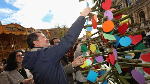 Velázquez cuelga su deseo en el árbol de los deseos