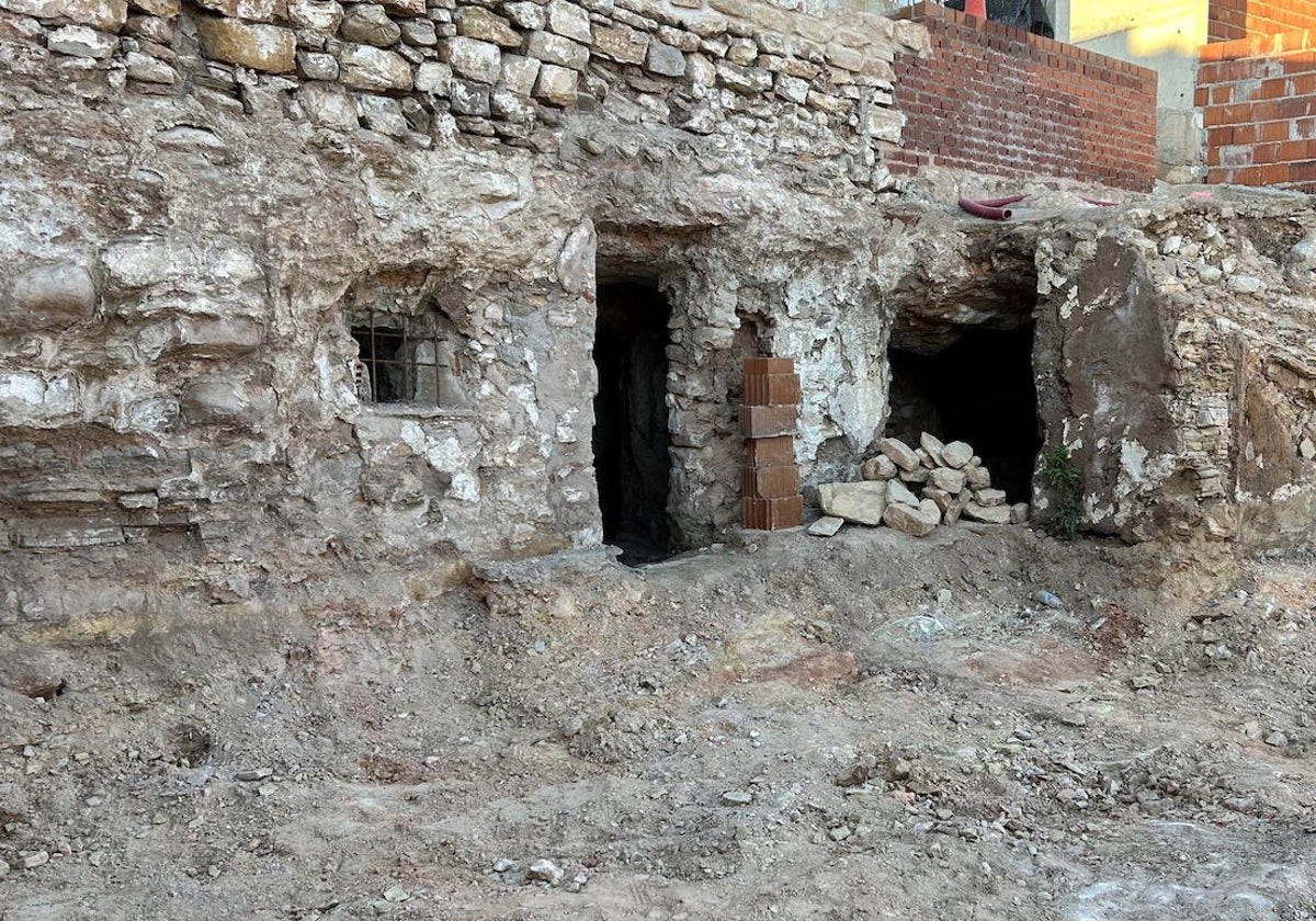 Imagen de las cuevas entrelazadas que han aparecido en el barrio del Albaicín de Campo de Criptana, donde el Ayuntamiento está haciendo obras de accesibilidad