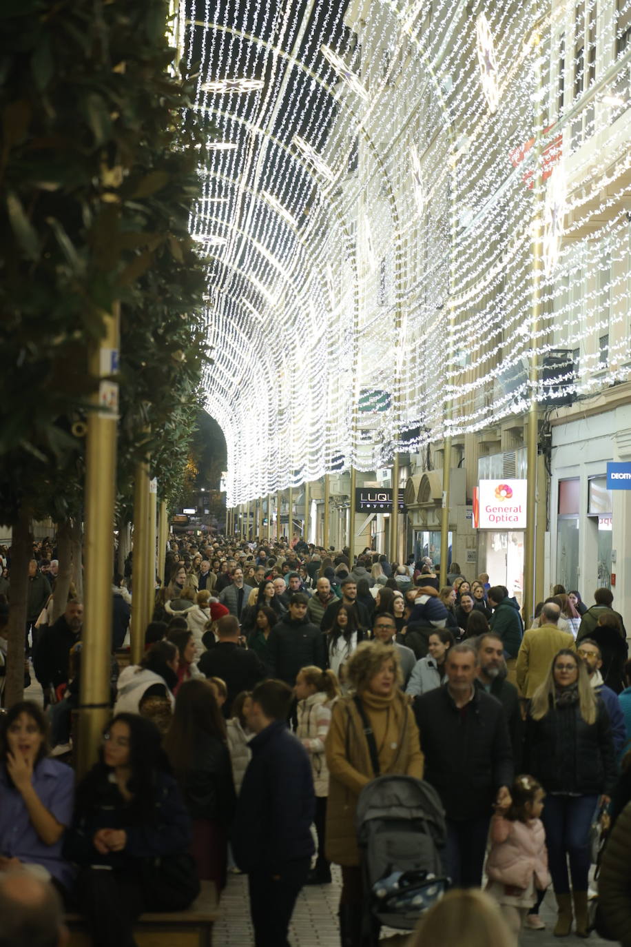 Fotos: el multitudinario encendido del alumbrado de Navidad en Córdoba