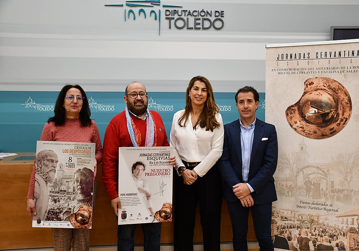 Tomás Arribas junto a la alcaldesa de Esquivias, Almudena González, durante la presentación