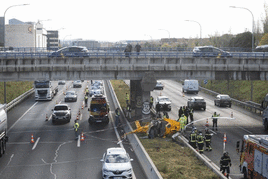 Un helicóptero se estrella en la M-40 de Madrid: deja tres heridos y cortes de tráfico