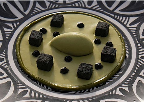 Imagen secundaria 1 - Hay muchas características singulares en la cocina de Paco Morales y Noor. Quizás, las que más saltan a la vista son los colores que invaden sus platos o las líneas geométricas y perfectas de la decoración de sus platos o elementos usados (abajo derecha, mezzes dulces). De todo el repertorio gastronómico de estos casi ocho años, el karim (sobre estas líneas) con diferentes frutos secos cada temporada se ha convertido en uno de sus platos estandarte. Arriba, naranjas del barrio con azahar