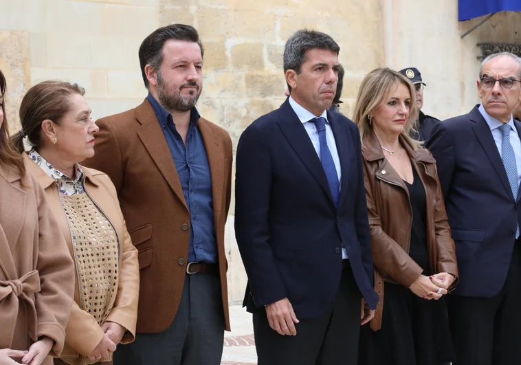 El presidente de la Generalitat, Carlos Mazón, en el minuto de silencio de Elche por el asesinato machista de Fátima