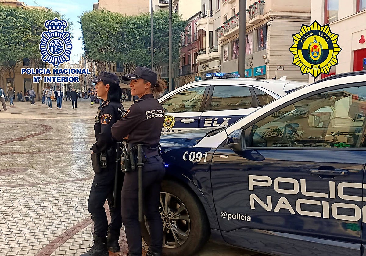 Imagen de archivo de dos agentes de la Policía Nacional y la Policía Local de Elche