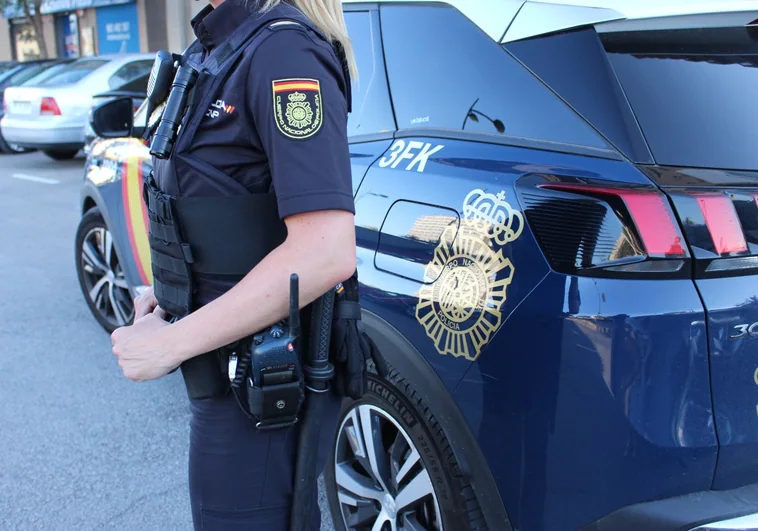 Una agente de la Policía Nacional en Valencia.