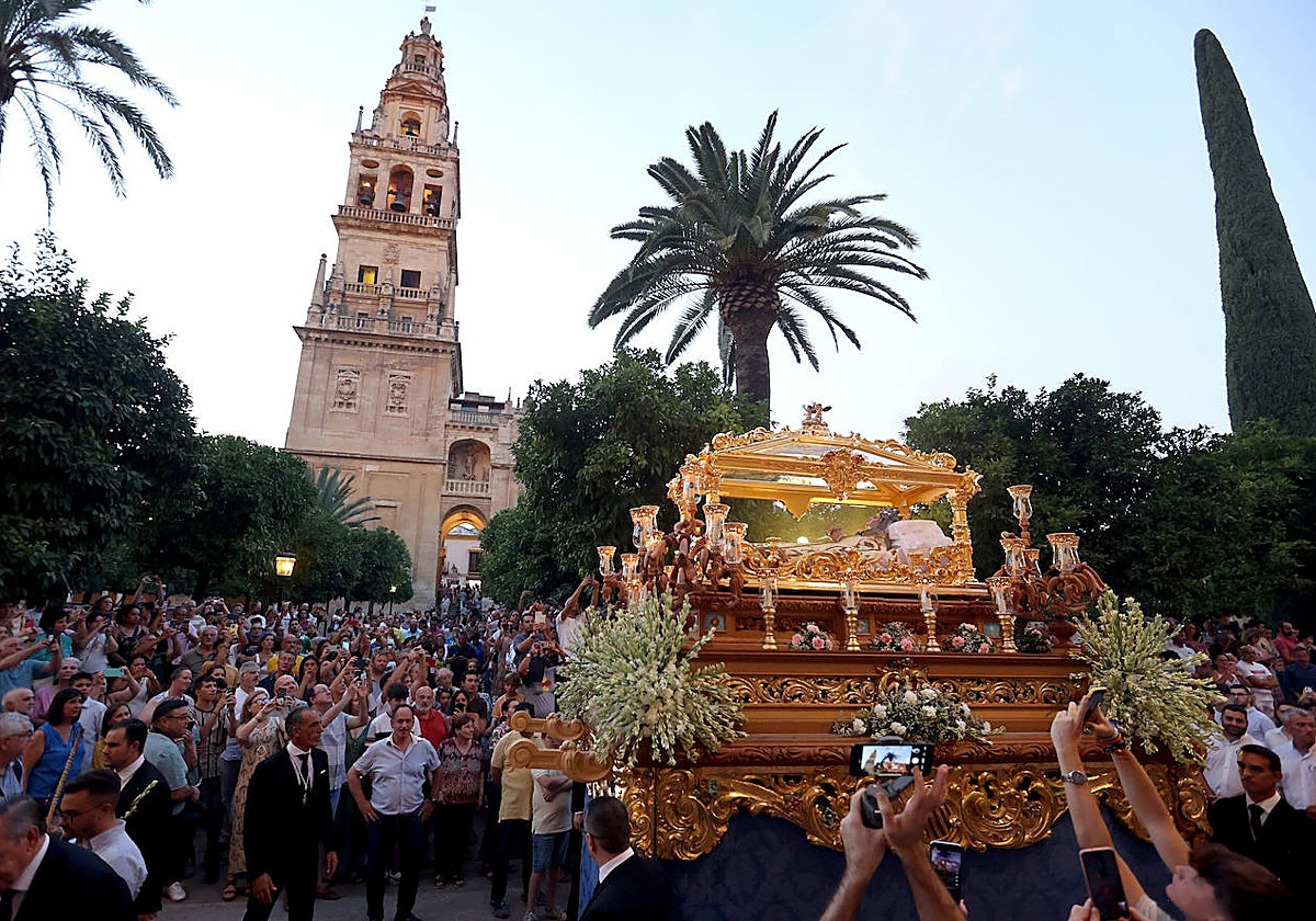 La Virgen del Tránsito, en el Patio de los Naranjos en su tradicional procesión del 15 de agosto