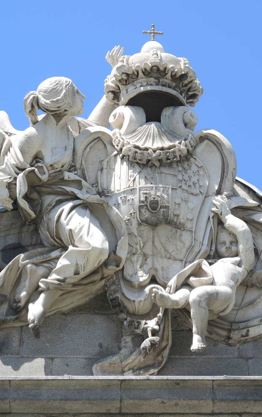 Con la alegoría de la Fama, una doncella alada que sostiene el escudo real y preside el frontón este de la Puerta de Alcalá, comenzó todo. Los técnicos del Ayuntamiento de Madrid subieron a inspeccionar los daños de sus alas tras el paso de Filomena y descubrieron el resto de desperfectos del monumento. En diciembre de 2022, el consistorio decidió actuar «inmediatamente».