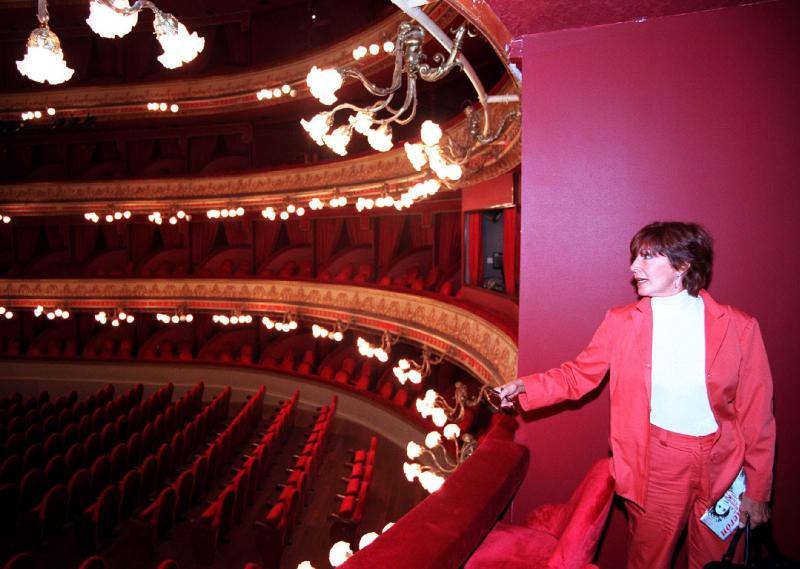 Concha Velasco en el interior del Teatro Calderón, 2000