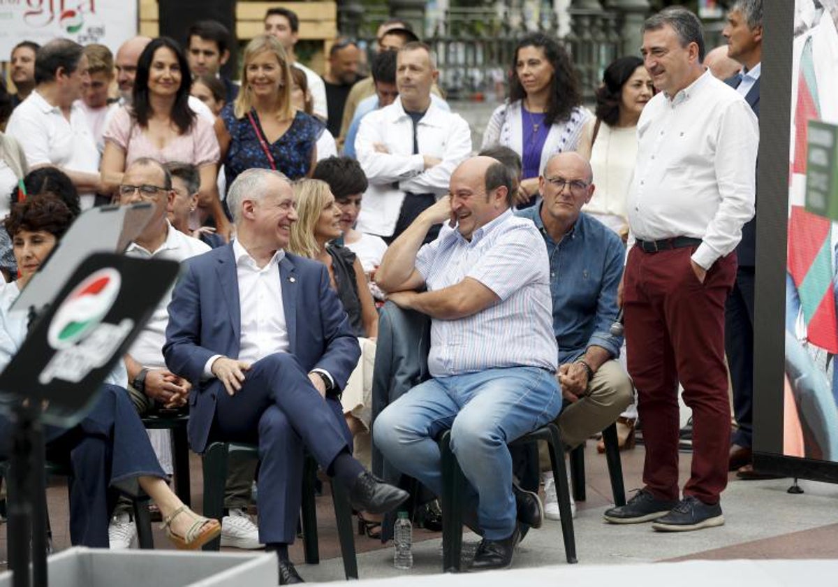 Iñigo Urkullu y Andoni Ortuzar conversan en el acto principal electoral del PNV, el pasado julio