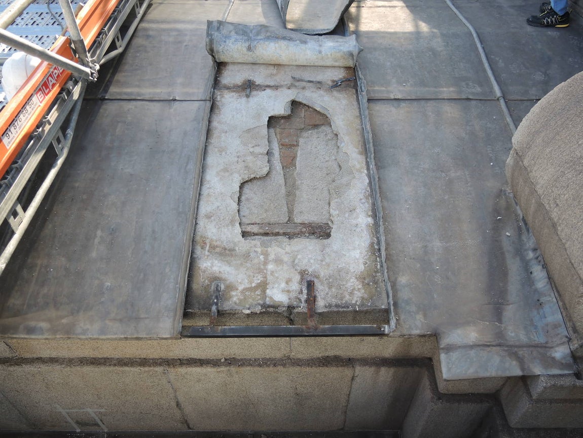 Una zona de la cubierta, abierta para una campaña de catas del material. La lámina de plomo se ha parcheado en anteriores ocasiones y se cambió por completo en 1977 y 1992, pero los problemas volvieron a surgir.