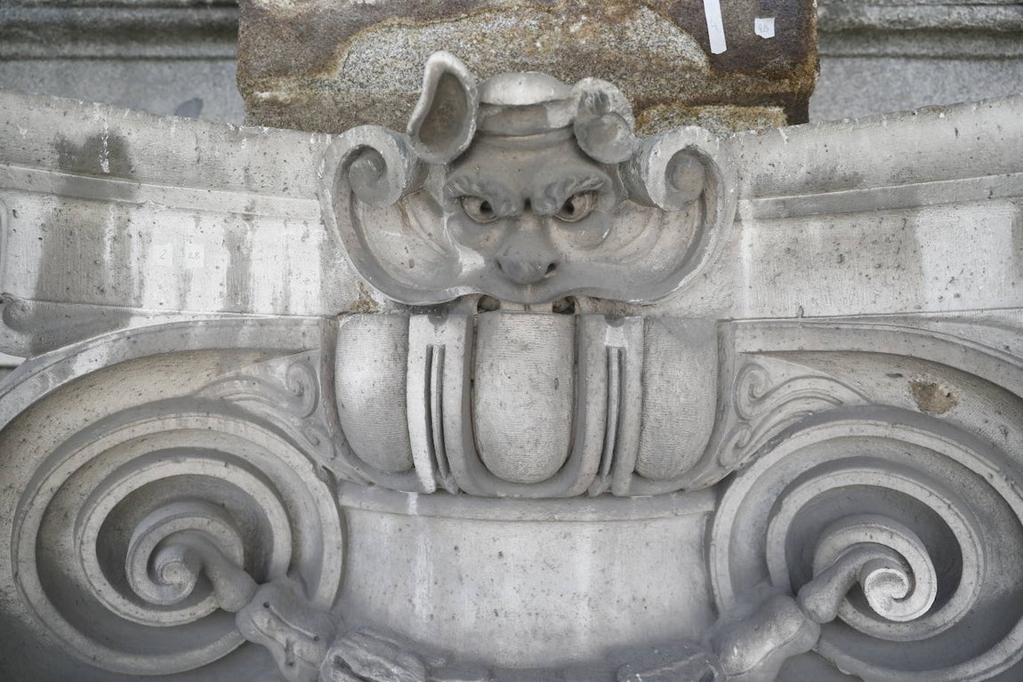 Los elementos decorativos del monumento presentaban numerosas patologías provocados por distintos factores climatológicos, biológicos y circunstanciales. La erosión de la piedra (granito y caliza), su ennegrecimiento o los excrementos de aves fueron algunos de los daños a primera vista.