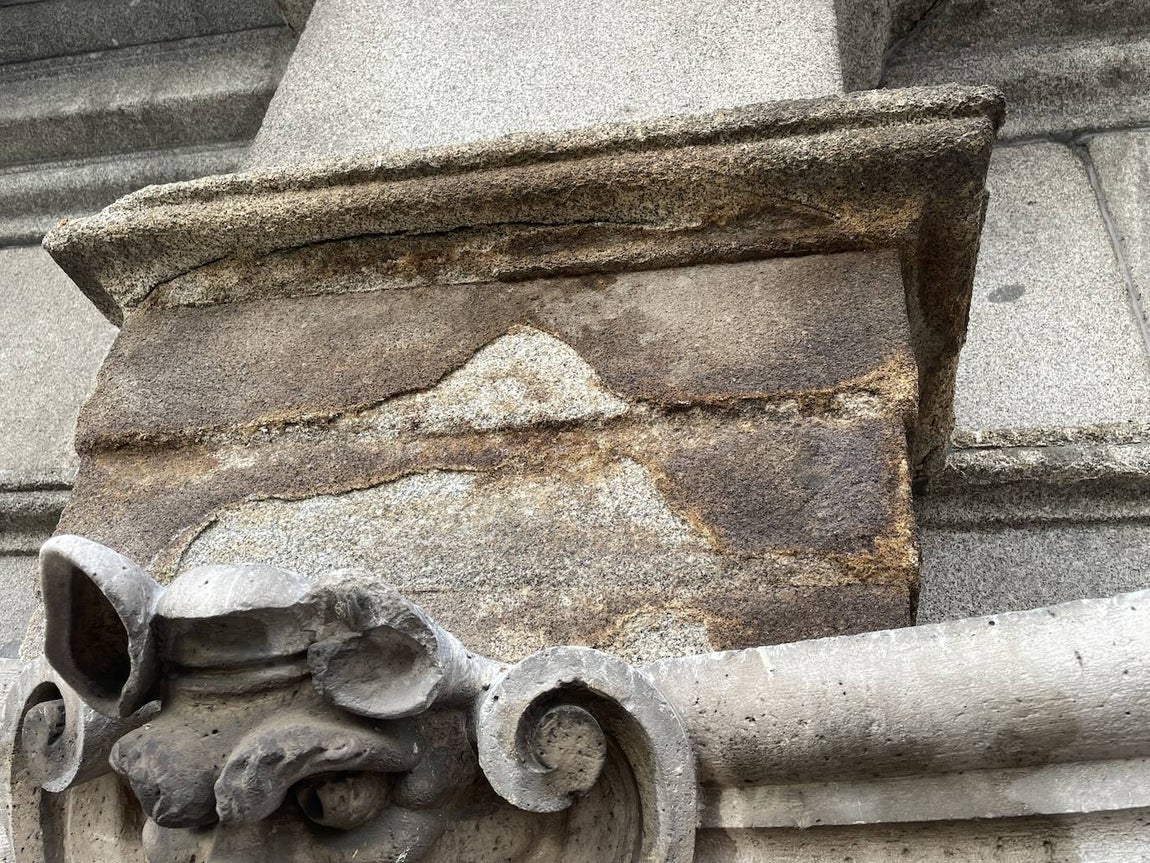 El granito es un material resistente, pero han sido 245 años a la intemperie y la Puerta de Alcalá no puede guarecerse en una campana de cristal. Los expertos registraron cada centímetro del monumento para documentar todos los detalles de su deterioro.