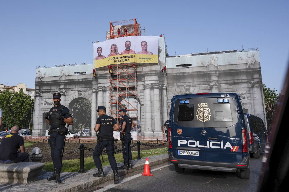 La lona sobre la lona. El pasado 11 de julio, la Puerta de Alcalá amaneció con una pancarta de Greenpeace que mandaba a los cuatro candidatos electorales del 23J, coincidiendo con la ola de calor, un mensaje: «¿El cambio climático os la suda?».