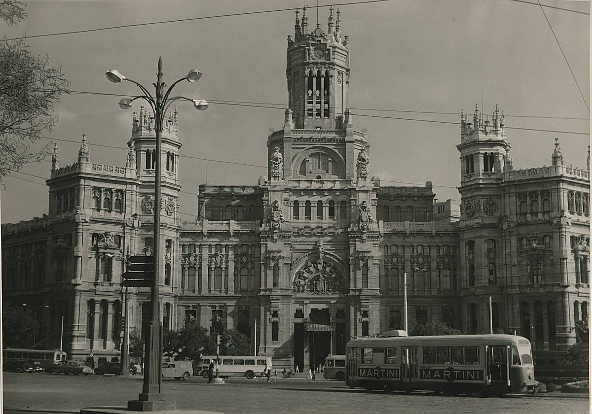 Fachada del palacio de Cibeles hacia 1955