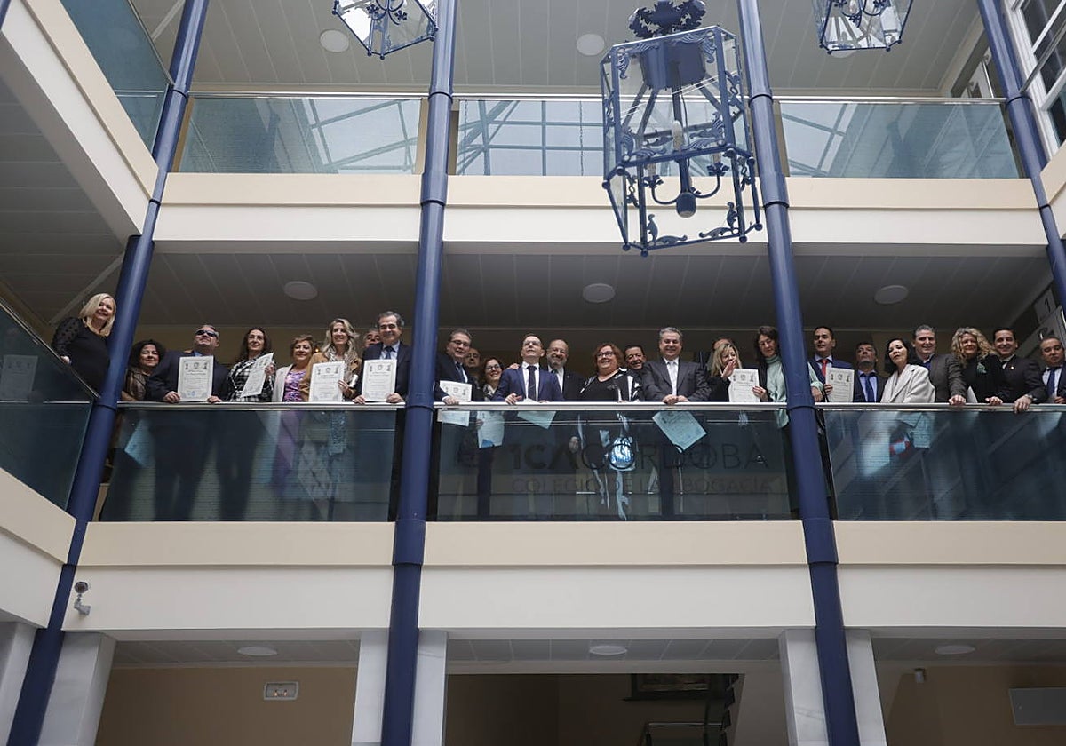 Foto de familia con algunos de los colegiados que cumplen 25 años de ejercicio en Córdoba