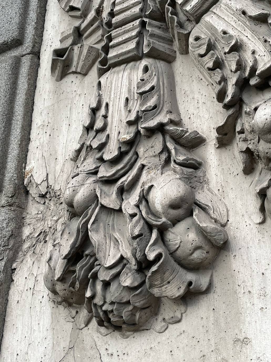 Las únicas heridas de la Puerta de Alcalá que se han conservado son sus cicatrices de cinco batallas y un atentado. En la imagen, el impacto de un proyectil sobre uno de los relieves ornamentales.
