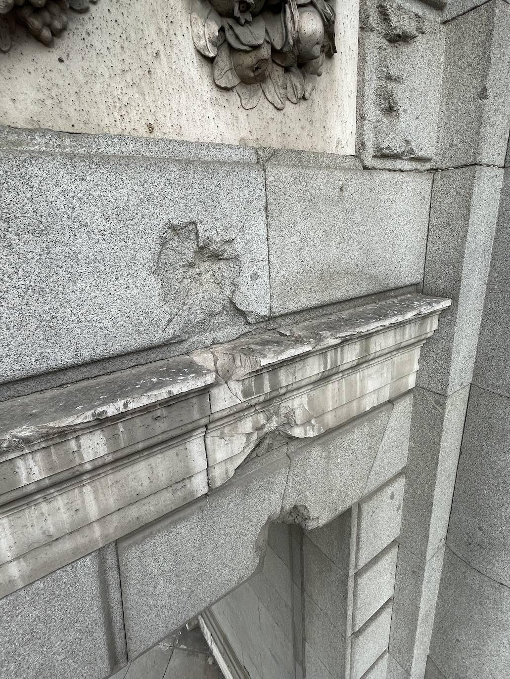 Huella de otro proyectil sobre una cornisa, fotografiada antes de la restauración.