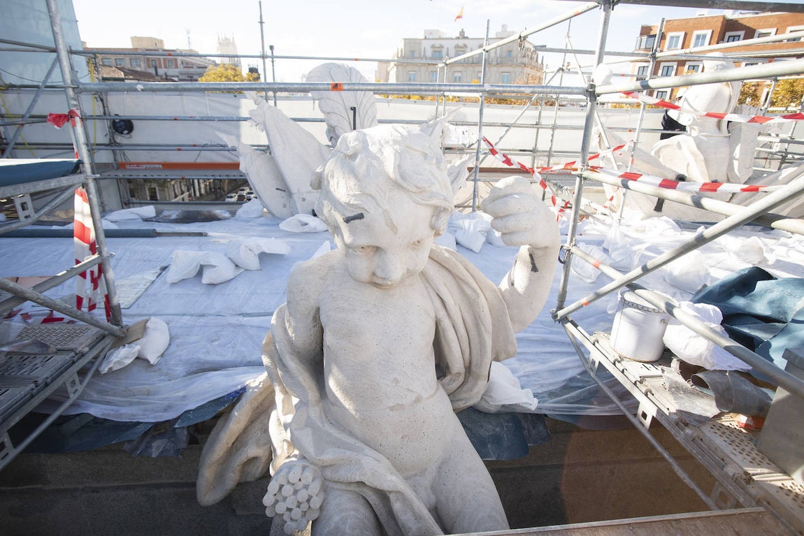 La alegoría de la Justicia, que hace tiempo perdió su balanza, después de la restauración. La piedra ha recuperado el blanco y en la frente se puede apreciar una de las nuevas grapas metálicas, forjadas a la antigua usanza con hierro del siglo XVIII.