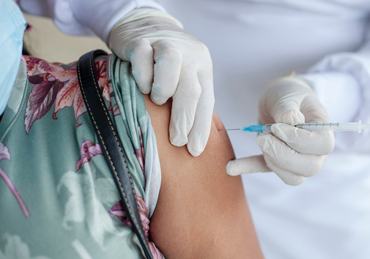 Un sanitario administra una vacuna
