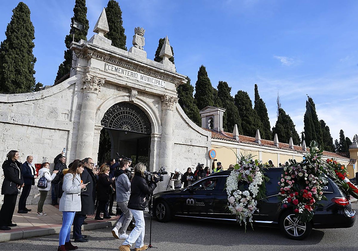 El féretro, a su llegada al cementerio del Carmen
