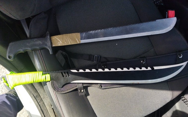 Imagen principal - Dos bolomachetes y una navaja mariposa que, junto a las automáticas y los machetes enormes, están prohibidas. Sobre estas líneas, Álex, el pandillero de 22 años asesinado el pasado marzo en Madrid. 