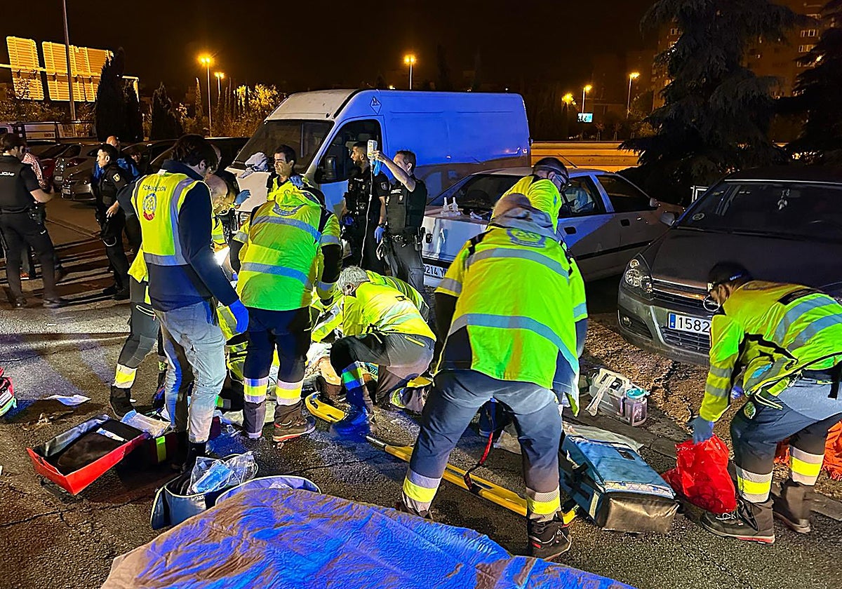 El Samur atiende a un hombre acuchillado por varios miembros de los Trinitarios, el pasado septiembre, durante un atraco en Vallecas