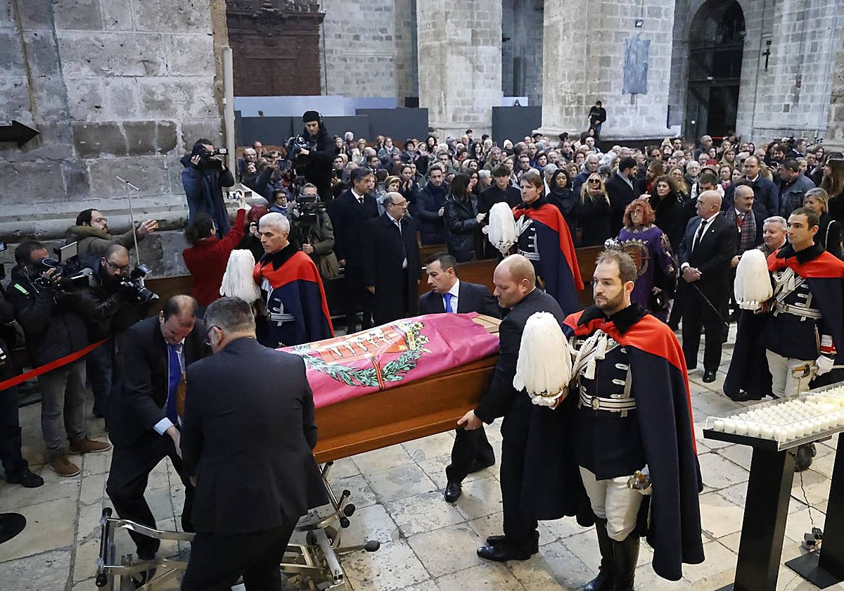 El féretro de la actriz y cantante, en el momento de ser depositado en el altar de la Catedral de Valladolid