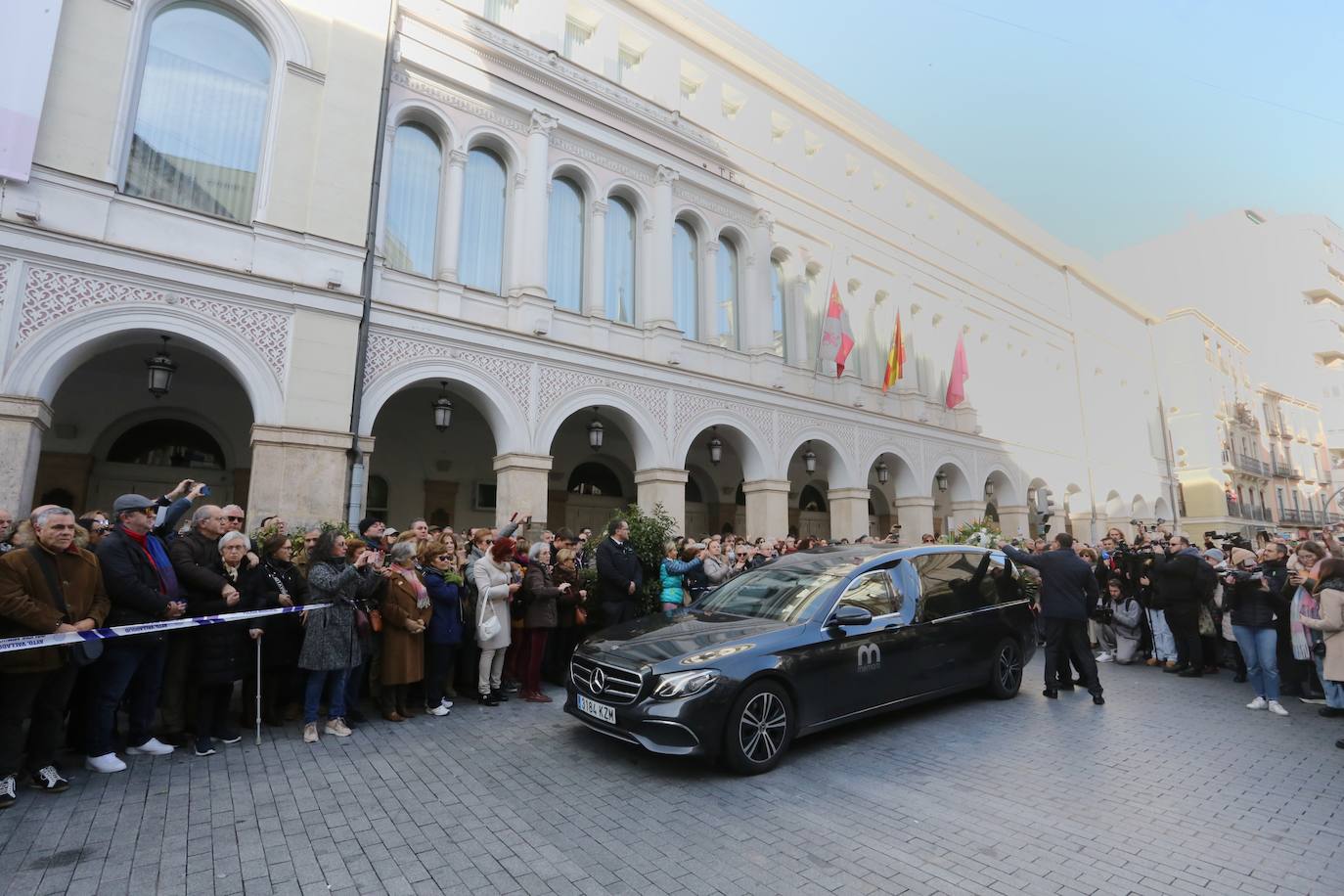 Los vallisoletanos recibieron entre aplausos el coche fúnebre a su llegada al Teatro Calderón