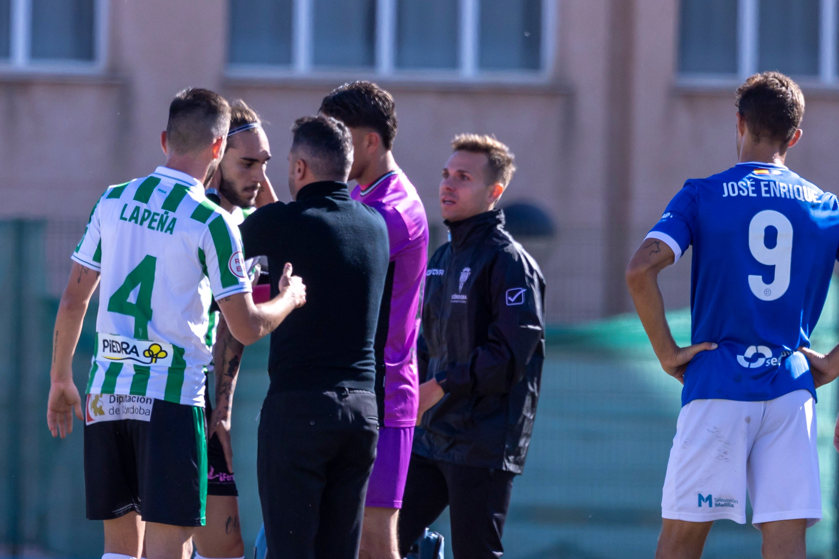 Dragisa Gudelj sufre un mareo en pleno partido del Córdoba CF en Melilla