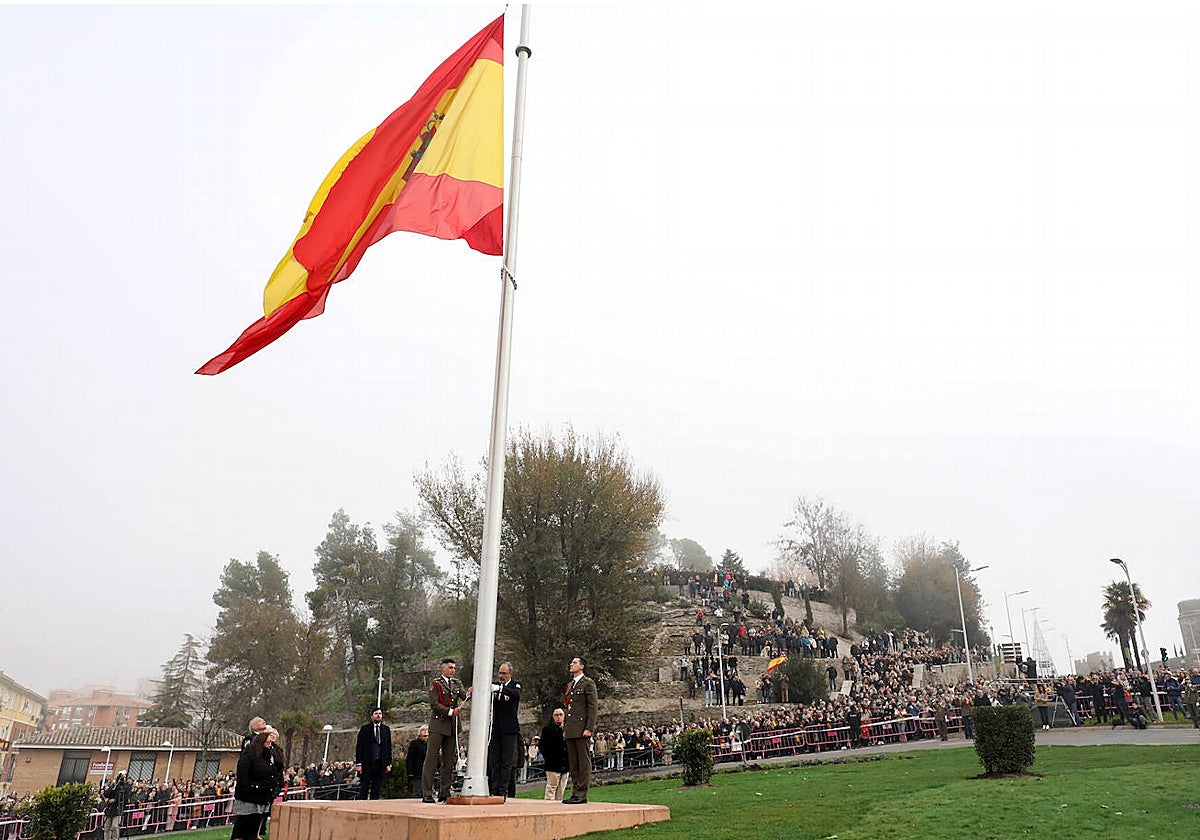 En imágenes, el acto cívico militar del izado de la bandera de España