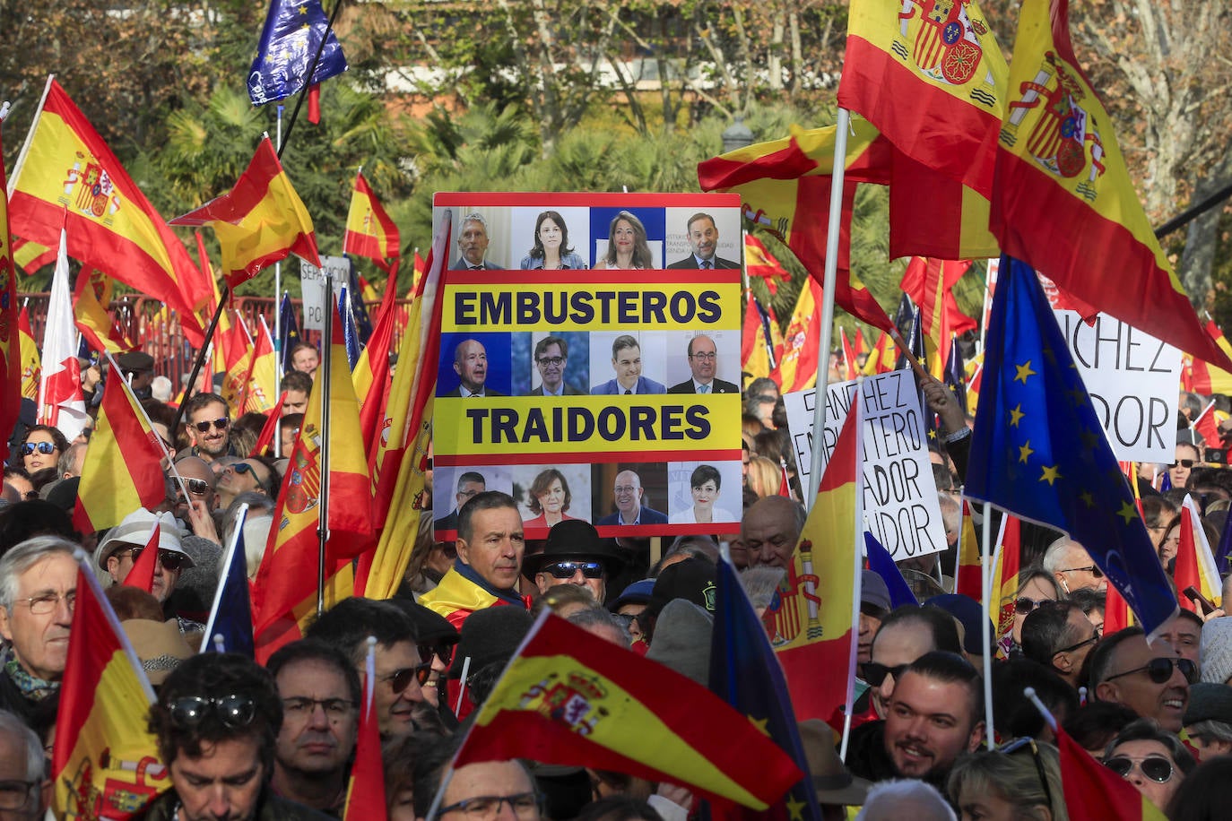 Una pancarta contra los pactos del partido socialista en las inmediaciones del Templo de Debod