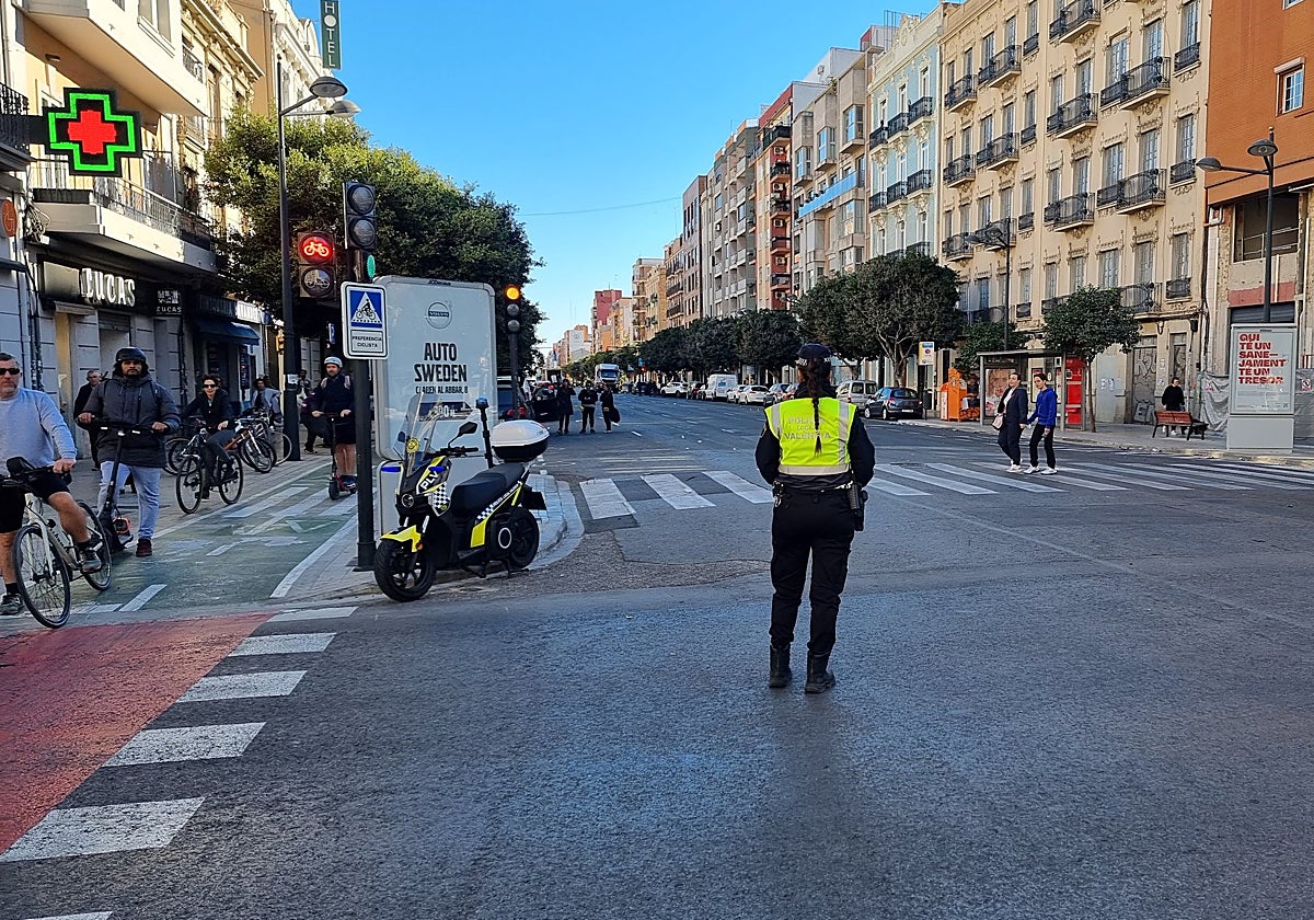 Imagen de una agente de la Policía Local de Valencia en el lugar del accidente