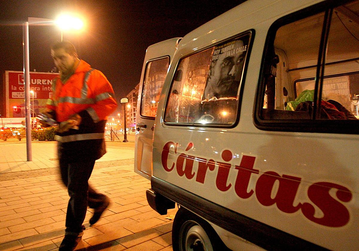 Un voluntario de Cáritas en un servicio de ayuda a personas sin hogar