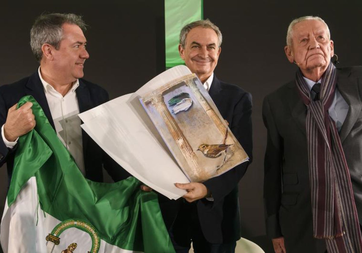 De izquierda a derecha, Juan Espadas, José Luis Rodríguez Zapatero y Rafael Escuredo, en el acto celebrado este domingo en Coria