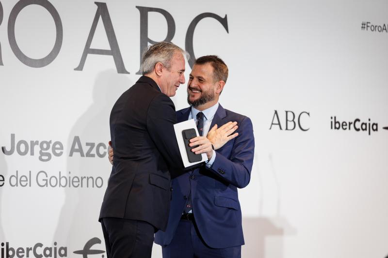 Jorge Azcón y Juan Fernández-Miranda posan en el photocall del Foro ABC en la sede de Vocento en Madrid