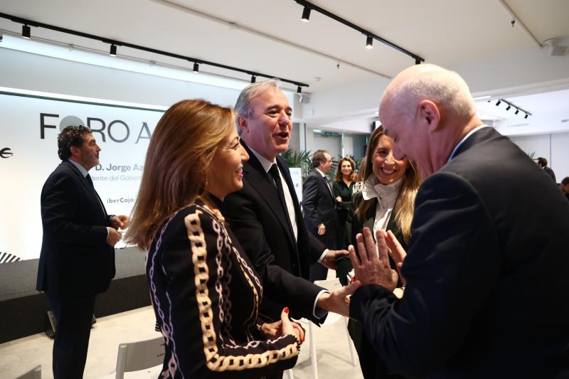 El presidente del Gobierno de Aragón, Jorge Azcón (C), conversa con la alcaldesa de Zaragoza, Natalia Chueca (izq) y el presidente de GAD3, Narciso Michavila (dcha), minutos antes del inicio del Foro ABC. Al fondo, el director de ABC, Julián Quirós