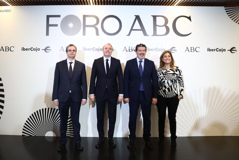 De izquierda a derecha, posan en el photocall del  último foro ABC: Francisco Serrano, presidente de Ibercaja, Jorge Azcón, presidente del Gobierno de Aragón, Julián Quirós, director de ABC, y Ana Delgado, directora general de ABC
