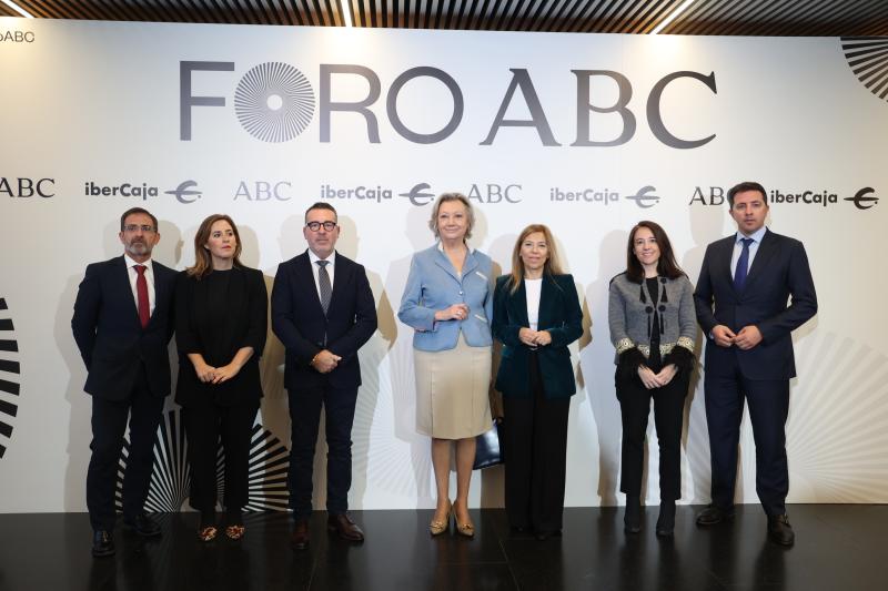 De izquierda a derecha, posan en el photocall del Foro ABC: Carlos Boné Amela (Senador del PP por Teruel), Rocío Divar Conde (Senadora del PP por Zaragoza), Javier Folch Blanc (Diputado del PP por Huesca), Luisa Fernanda Rudi (Senadora del PP por Zaragoza), Ana Alós López (Diputada del PP por Huesca), Raquel Clemente (Diputada del PP por Teruel) y Alberto Herrero (Diputado del PP por Teruel)