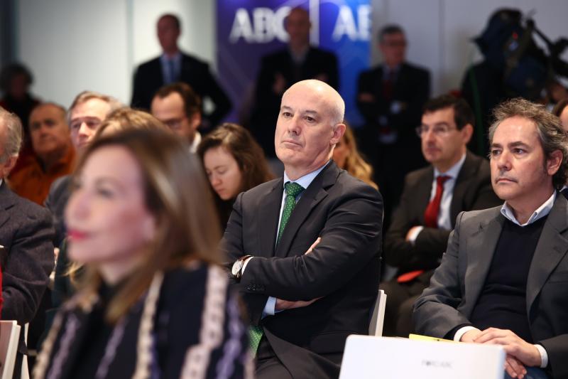 El director de GAD3 Narciso Michavila atiende  durante la intervención de Ignacio Serrano, presidente de Ibercaja, en el Foro ABC. En primer plano, la alcaldesa de Zaragoza, Natalia Chueca