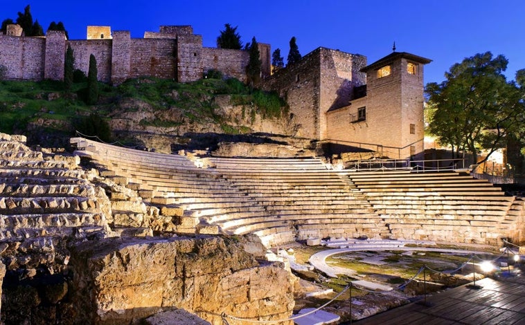 Imagen principal - Alcazaba y Teatro Romano de Málaga; Caminito del Rey y espectáculo 'Imagine' del Teatro del Soho