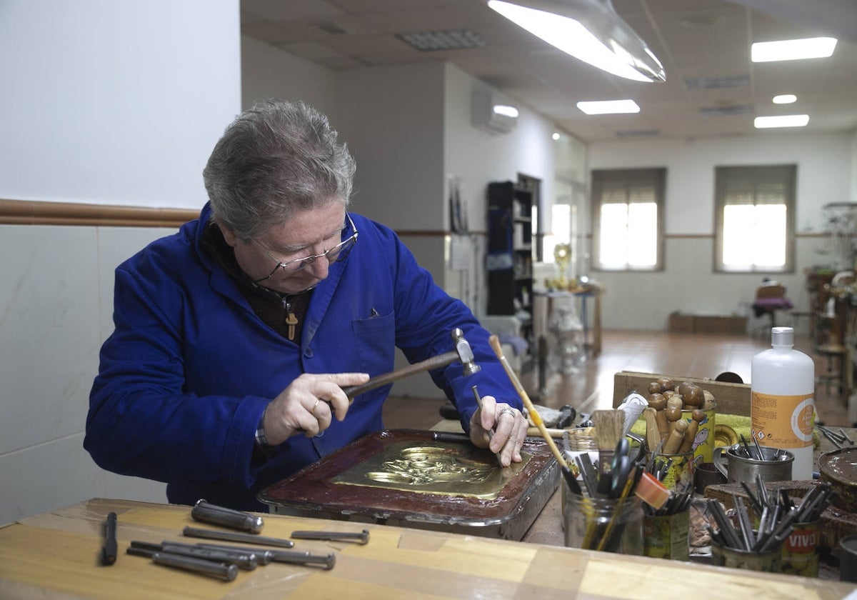 El orfebre Manuel Valera, en su taller de Córdoba