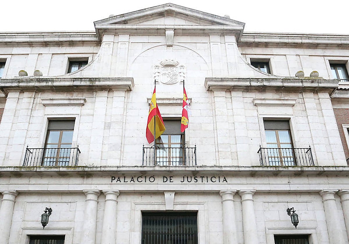 Pacta seis meses de cárcel por insultar y agredir a una alumna transexual de un instituto de Valladolid