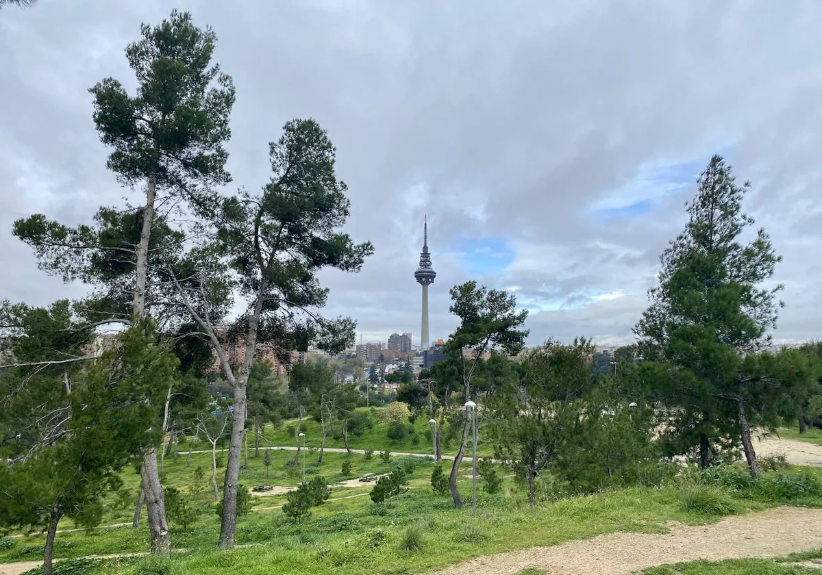 Pinar de La Elipa, con el Pirulí y O'Donnell de fondo