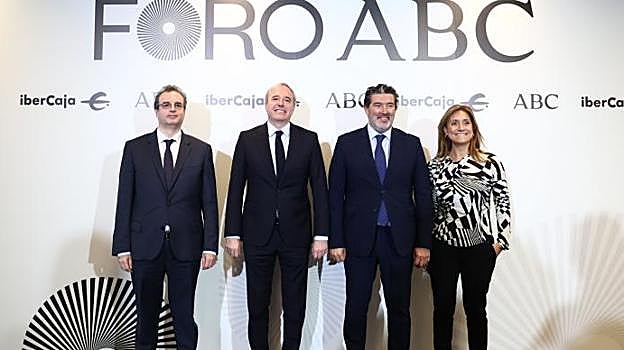 El presidente de Ibercaja, Francisco Serrano; el presidente de Aragón, Jorge Azcón; el director de ABC, Julián Quirós y la directora general de ABC, Ana Delgado
