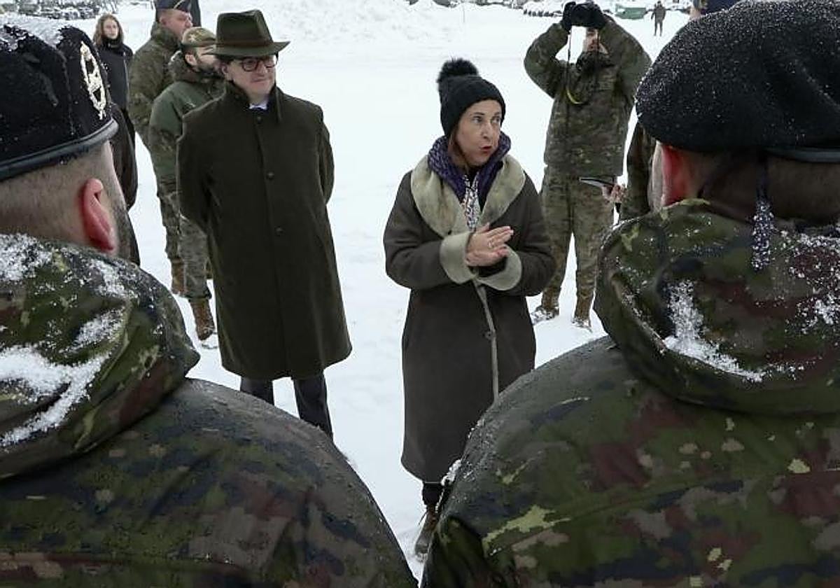 La ministra de Defensa, Margarita Robles, en una visita a las tropas españolas en Letonia