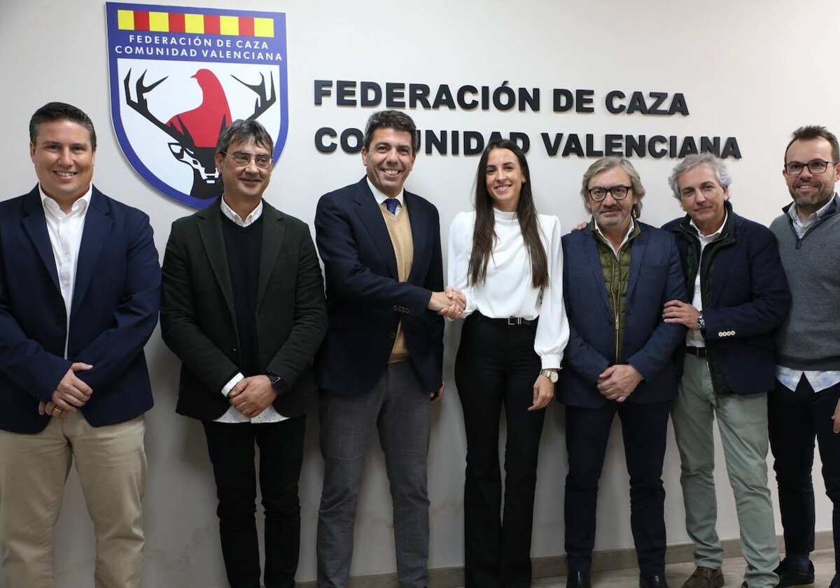 Imagen de Mazón en su visita a la Federación de Caza de la Comunidad Valenciana