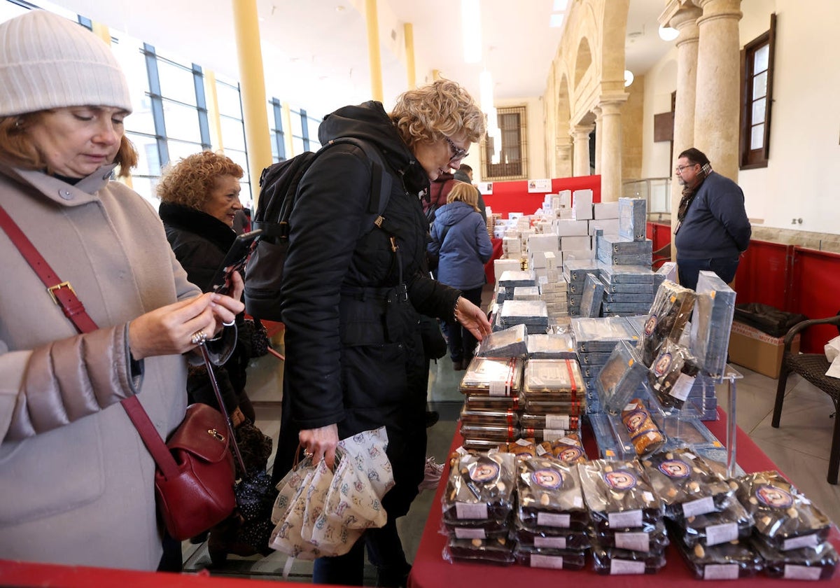 Numeroso público en la jornada de apertura de la Muestra de dulces conventuales de la hermandad del Calvario, en el Patio de San Eulogio, el lunes